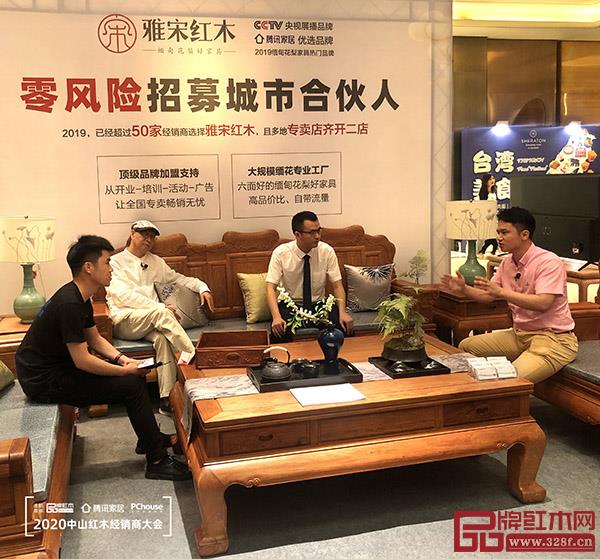 全聯(lián)藝術(shù)紅木家具專業(yè)委員會(huì)執(zhí)行會(huì)長(zhǎng)、紅木資深媒體人、騰訊家居紅木、品牌紅木總編林偉華（右）在直播中講述雅宋紅木的品牌優(yōu)勢(shì)