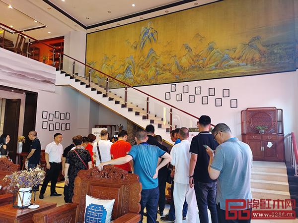 經(jīng)銷商們走進(jìn)雅宋紅木展廳，零距離感受雅宋紅木“六面好”的精品工藝