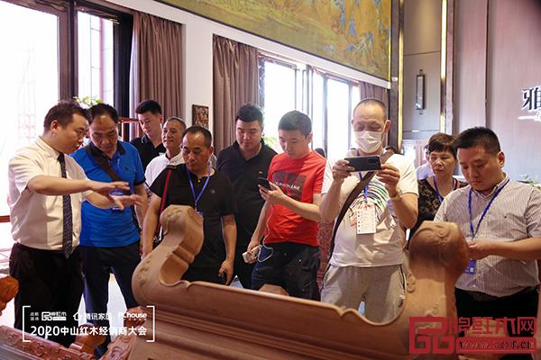 經(jīng)銷商們走進(jìn)雅宋紅木展廳，零距離感受雅宋紅木“六面好”的精品工藝