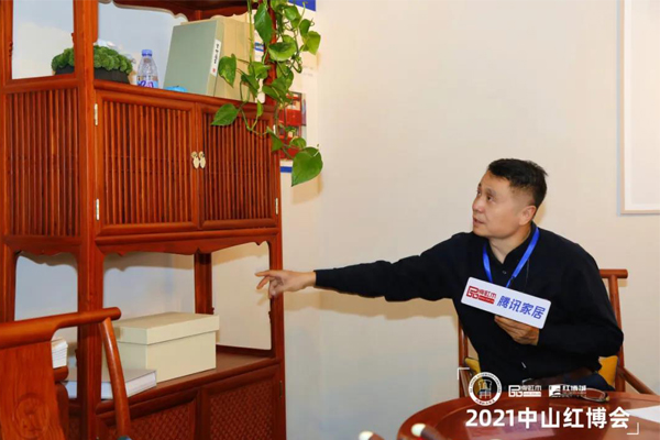 明式家具研究學(xué)者張輝蒞臨雅宋紅木展廳，點(diǎn)評(píng)雅宋紅木《宋式書柜》