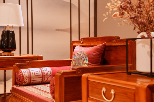 雅宋紅木緬甸花梨家具，設(shè)計(jì)極簡(jiǎn)，頗具宋時(shí)雅風(fēng)